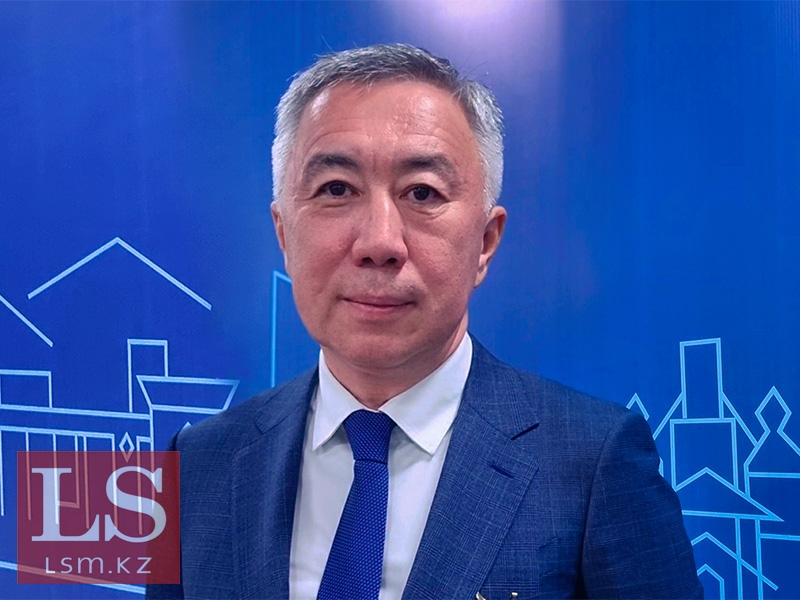 Аяғы жайылған жалаңаш қыздар